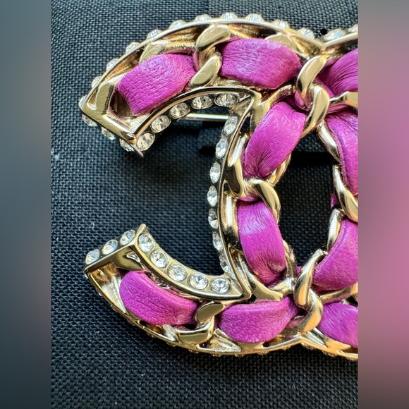 CHANEL 21P GOLDEN GOLD TONE CC LOGO PINK PURPLE LEATHER CHAIN CRYSTAL BROOCH PIN - Picture 4 of 12